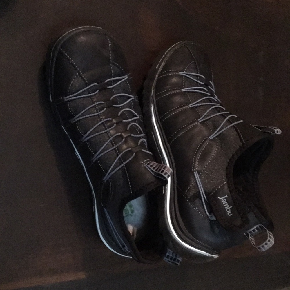 Jambu vegan shoes; memory foam and Traction sole